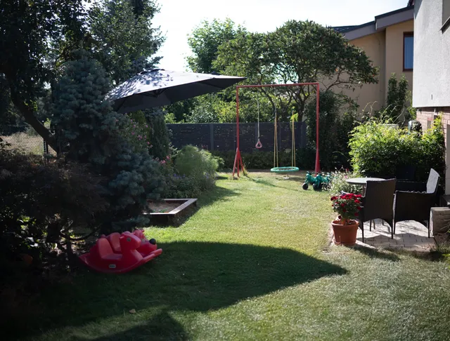 Zahrada s houpačkami a trávníkem